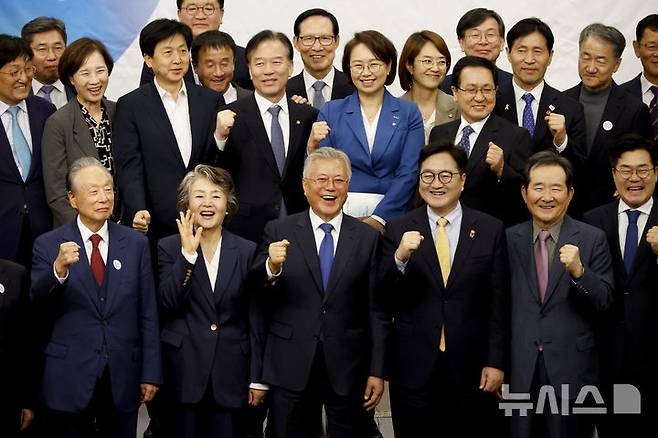 [서울=뉴시스] 권창회 기자= 문재인 전 대통령 내외와 우원식 국회의장 등 참석자들이 25일 국회도서관에서 열린 4.27판문점선언 7주년 기념식에서 기념촬영을 하고 있다. (공동취재) 2025.04.25. photo@newsis.com