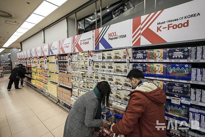[서울=뉴시스] 정병혁 기자 = 서울시내 대형마트를 찾은 여행객이 K-푸드 관련 제품을 살펴보고 있다. 2025.03.05. jhope@newsis.com