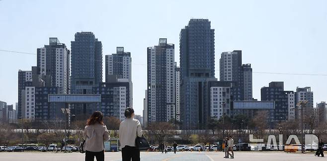 [서울=뉴시스] 김금보 기자 = 지난 6일 서울 서초구 한 아파트. 2025.04.26. kgb@newsis.com