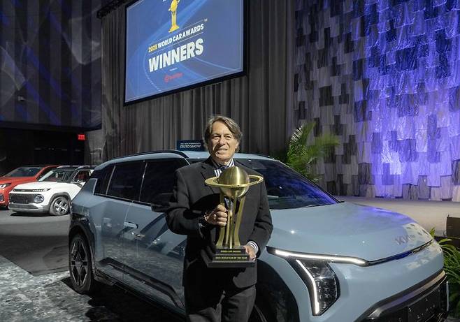 [서울=뉴시스] 기아 EV3가 지난 16일(현지시간) 미국 뉴욕 맨해튼에서 진행된 '2025 월드카 어워즈'에서 '세계 올해의 자동차'에 선정됐다고 17일 밝혔다. 사진은 스티븐 센터 기아 미국법인 최고운영책임자(COO)가 세계 올해의 차(EV3) 수상 기념사진을 촬영하는 모습. (사진=기아 제공) photo@newsis.com *재판매 및 DB 금지