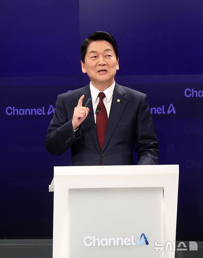 [서울=뉴시스] 국회사진기자단= 24일 오후 서울 종로구 동아미디어센터 채널A 스튜디오에서 국민의힘 대선 2차 경선 진출자인 안철수 후보가 김문수 후보와 토론 전 리허설을 하고 있다. 2025.04.24. photo@newsis.com