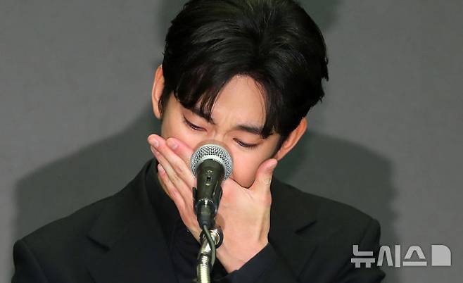 [서울=뉴시스] 김혜진 기자 = 배우 김수현이 31일 오후 서울 마포구 스탠포드호텔에서 기자회견을 열고 자신을 둘러싼 의혹에 대해 입장을 밝히고 있다. 2025.03.31. jini@newsis.com