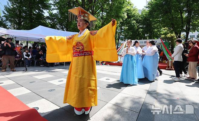 [서울=뉴시스] 이영환 기자 = 26일 오후 서울 마포구 복사꽃 어린이공원에서 2025년 마포나루굿 재현행사가 진행되고 있다. 2025.04.26. 20hwan@newsis.com