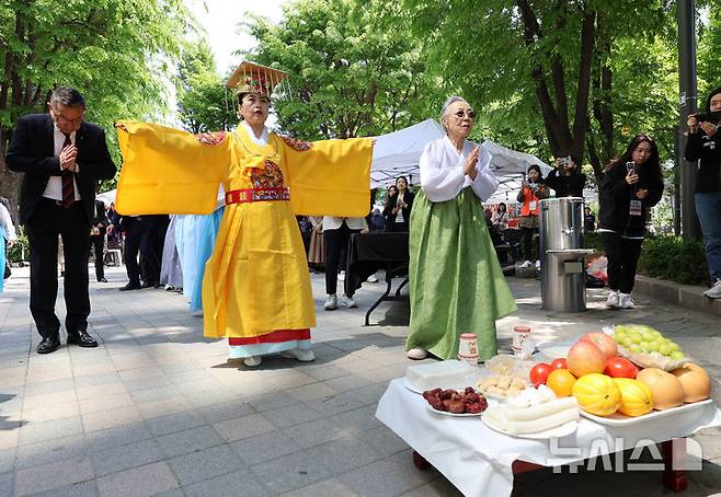 [서울=뉴시스] 이영환 기자 = 26일 오후 서울 마포구 복사꽃 어린이공원에서 2025년 마포나루굿 재현행사가 진행되고 있다. 2025.04.26. 20hwan@newsis.com