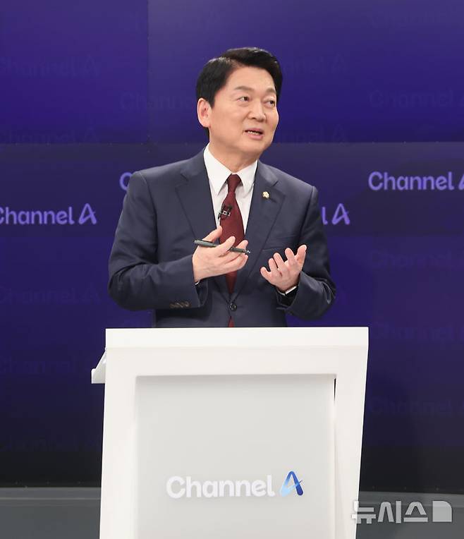 [서울=뉴시스] 국회사진기자단= 24일 오후 서울 종로구 동아미디어센터 채널A 스튜디오에서 국민의힘 대선 2차 경선 진출자인 안철수 후보가 김문수 후보와 토론 전 리허설을 하고 있다. 2025.04.24. photo@newsis.com