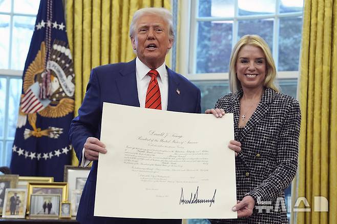 [워싱턴=AP/뉴시스]도널드 트럼프 미국 대통령이 5일(현지 시간) 백악관 집무실에서 팸 본디 신임 법무장관 임명식을 진행하고 기념촬영을 하고 있다. 2025.02.06.