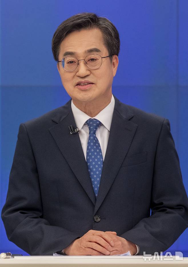 [서울=뉴시스] 국회사진기자단= 김동연 더불어민주당 대선 경선 후보가 25일 서울 중구 티비조선 스튜디오에서 열린 민주당 경선 마지막 TV토론회에서 토론 준비를 하고 있다. 2025.04.25. photo@newsis.com