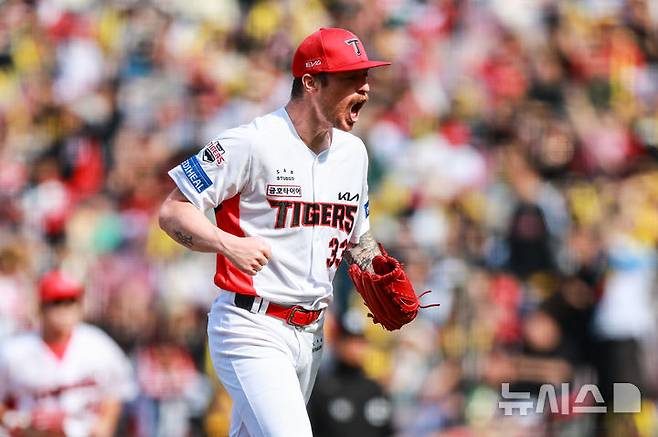 [서울=뉴시스] 프로야구 KIA 타이거즈 아담 올러가 26일 광주-기아챔피언스필드에서 열린 2025 신한 쏠뱅크 KBO리그 LG 트윈스와의 경기에 선발 등판해 삼진을 잡은 뒤 포효하고 있다. (사진=KIA 타이거즈 제공) 2025.04.26.