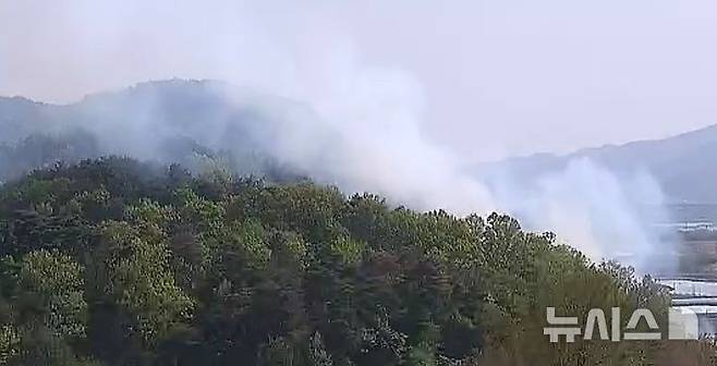 [경주=뉴시스] 송종욱 기자 = 경북 경주시 강동면 다산리 산불 모습. (사진=산림청 제공) 2025.04.26. photo@newsis.com