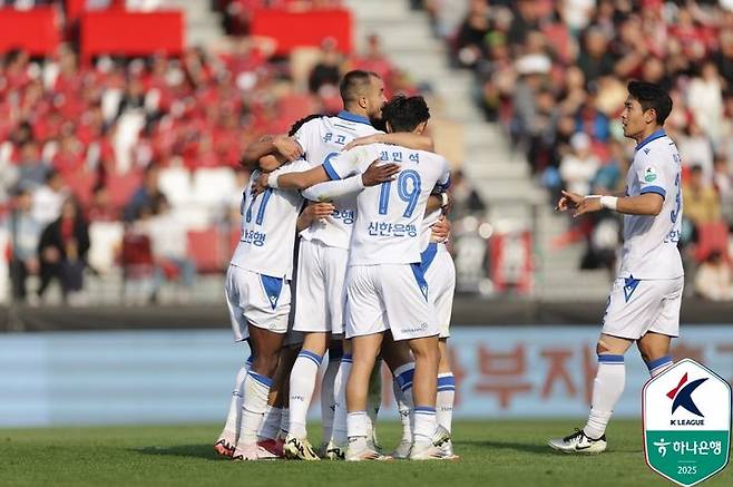 [서울=뉴시스]K리그2 인천 유나이티드 선수들이 세리머니를 하고 있다. (사진=한국프로축구연맹 제공)