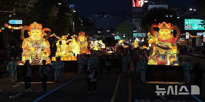 [서울=뉴시스] 이영환 기자 = 부처님오신날을 앞둔 26일 오후 서울 종로 일대에서 연등 행렬이 조계사로 향하고 있다. 2025.04.26. 20hwan@newsis.com