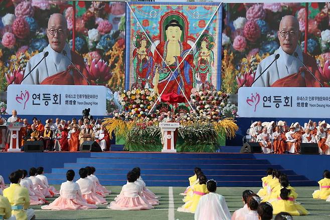 [서울=뉴시스] 연등회 봉축위원장인 대한불교조계종 총무원장 진우 스님이 26일 동국대에서 열린 연등법회에서 봉축사를 낭독하고 있다.(사진=대한불교조계종 제공)  2025.04.26. photo@newsis.com  *재판매 및 DB 금지