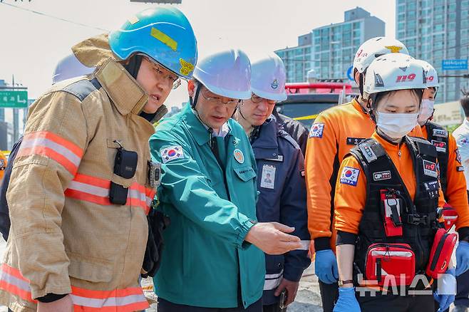 [고양=뉴시스] 이동환 경기 고양시장이 26일 매몰사고가 발생한 사고 현장을 확인하고 있다.(사진=고양시 제공).photo@newsis.com