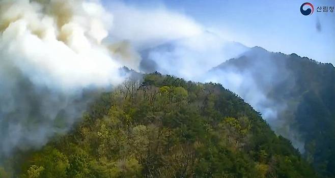 [인제=뉴시스] 26일 김진태 강원특별자치도지사는 이날 오후 1시 18분경 인제군 상남면 하남리 일대 산불발생 관련, 긴급 지시를 통해 “주민 생명과 안전을 최우선 과제로 철저하게 대응할 것”을 당부했다. 사진은 산림청 제공 *재판매 및 DB 금지