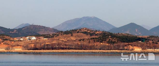 [김포=뉴시스] 최진석 기자 = 1일 경기 김포에서 바라본 북측에 대남방송용 스피커가 보이고 있다. 2025.01.01. myjs@newsis.com