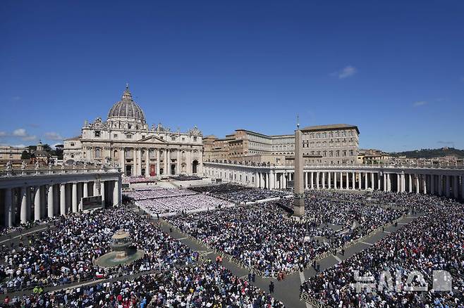 [바티칸=AP/뉴시스] 26일(현지 시간) 프란치스코 교황이 장례식이 열리는 바티칸 성 베드로 광장에 인파가 운집해 있다. 2025.04.26.