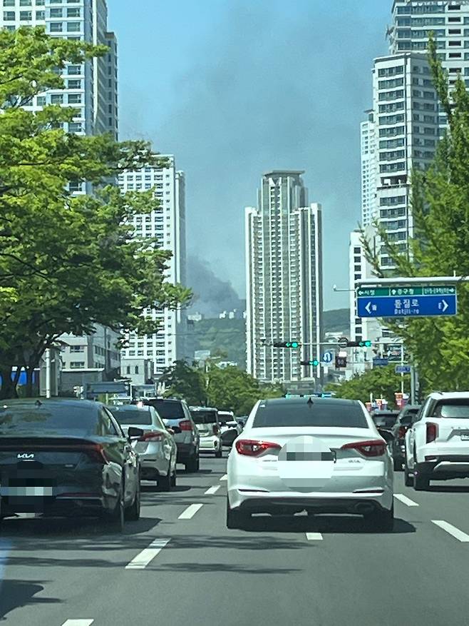 울산 중구 성안동 화재 현장서 나는 연기 [시청자 장도희 씨 제공]