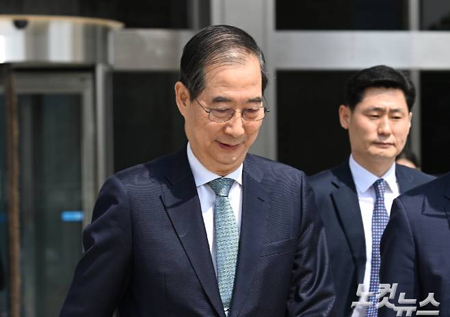 한덕수 대통령 권한대행 국무총리가 24일 오전 서울 여의도 국회에서 2025년도 제1회 추경예산안에 대한 정부 시정연설을 마치고 국회를 나서고 있다. 윤창원 기자