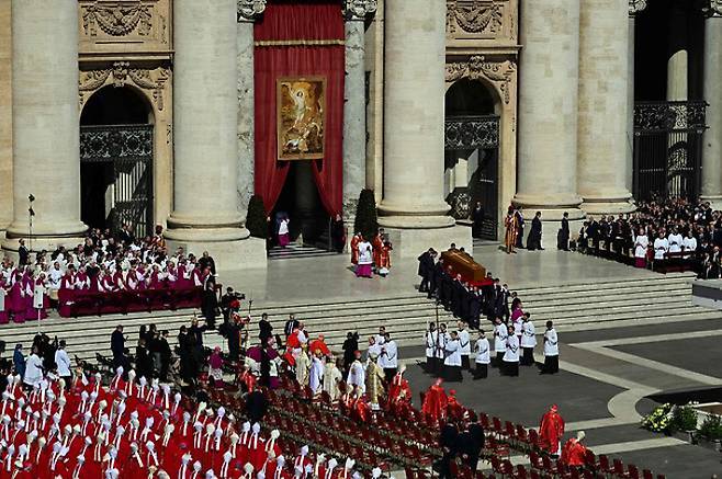 프란치스코 교황의 장례식이 열린 26일 그의 관이 성 베드로 성당에서 광장으로 나오고 있다. 장례식에는 25만명의 조문객이 몰렸다. 연합뉴스