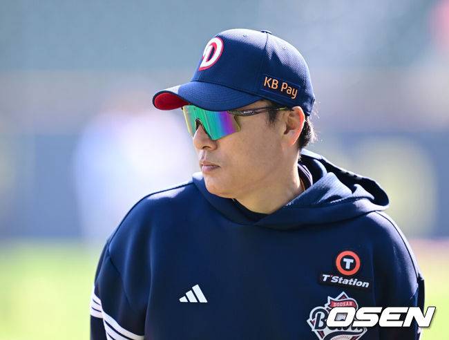 [OSEN=잠실, 김성락 기자] 25일 오후 서울 잠실야구장에서 ‘2025 신한 SOL Bank KBO리그’ 두산 베어스와 롯데 자이언츠의 경기가 열렸다.홈팀 두산은 최원준, 원정팀 롯데는 데이비슨을 선발로 내세웠다. 두산 이승엽 감독이 선수들의 훈련을 지켜보고 있다.  2025.04.25/