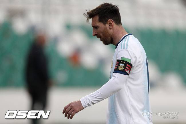 [사진] 이스테방과 마찬가지로 에스타디오 에르난도 실레스에서 경기하던 도중 구토했던 리오넬 메시.