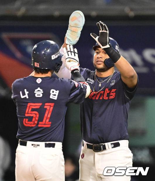 [OSEN=잠실, 김성락 기자] 25일 오후 서울 잠실야구장에서 ‘2025 신한 SOL Bank KBO리그’ 두산 베어스와 롯데 자이언츠의 경기가 열렸다.홈팀 두산은 최원준, 원정팀 롯데는 데이비슨을 선발로 내세웠다. 7회초 무사 3루 롯데 나승엽이 2점 홈런을 날린 뒤 홈에서 레이예스가 하이파이브를 하고 있다. 2025.04.25/ ksl0919@osen.co.kr