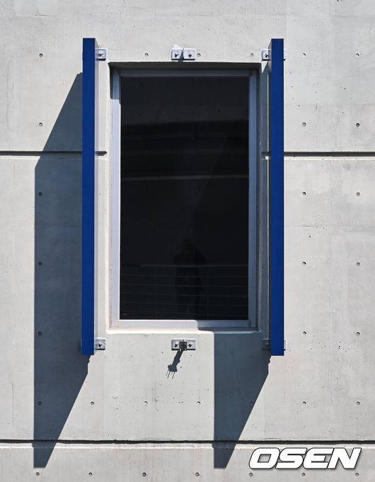 [OSEN=창원, 이석우 기자] 지난달 29일 LG 트윈스와 NC 다이노스와의 경기 중 3루 내야석 매점 부근 약 4층 높이에 있던 알루미늄 '루버'가 떨어져 관중이 사망하는 사고가 발생했다. 해당 사고의 여파로 지난 30일 LG와 NC의 경기는 즉각 취소됐고, 1일부터 3일까지 열리는 SSG 랜더스와의 경기는 3연전을 모두 취소했다. 또한 피해자 애도를 위해 1일 모든 경기는 전면 취소됐다. 관계자들이 창원NC파크 안전 점검을 이틀 동안 진행한다. 사진은 창원NC파크 사고 루버를 고정하는 연결 부위. 2025.04.01 / foto0307@osen.co.kr