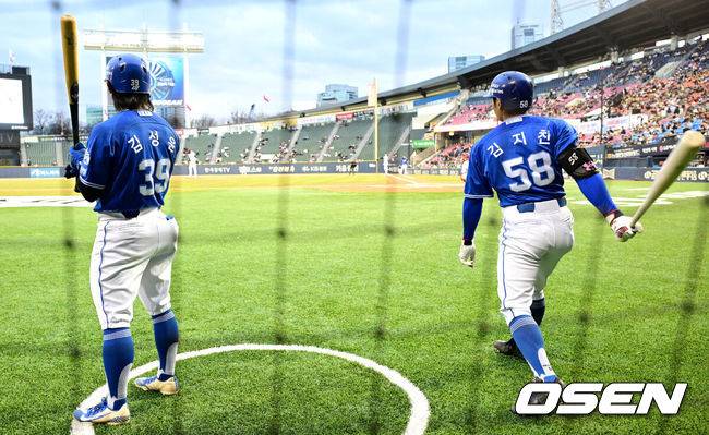 [OSEN=잠실, 최규한 기자] 26일 오후 서울 잠실야구장에서 ‘2024 신한 SOL Bank KBO리그’ LG 트윈스와 삼성 라이온즈의 경기가 열렸다.삼성 김지찬과 김성윤이 1회초 타격을 준비하고 있다. 2024.03.26 / dreamer@osen.co.kr