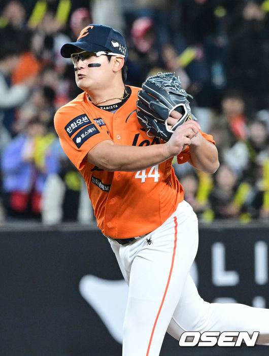 [OSEN=대전, 최규한 기자] 9회초 무사 1, 2루 상황 마운드에 오른 한화 투수 김서현이 힘차게 공을 뿌리고 있다. 2025.03.28 / dreamer@osen.co.kr