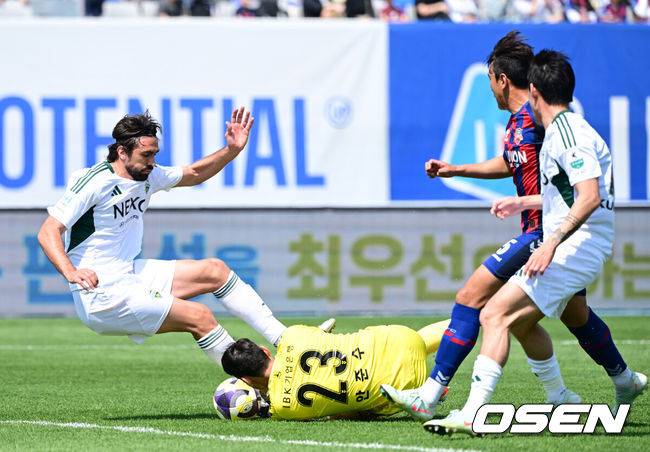 [OSEN=수원, 최규한 기자] 26일 오후 경기도 수원종합운동장에서 ‘하나은행 K리그1 2025’ 수원FC와 전북 현대의 경기가 열렸다.홈팀 수원FC는 1승 4무 4패 승점 7점으로 12위, 방문팀 전북은 4승 3무 2패 승점 15점으로 4위에 자리하고 있다.전반 전북 콤파뇨의 슈팅을 수원FC 골키퍼 한준수가 몸을 날려 막아내고 있다. 2025.04.26 / dreamer@osen.co.kr