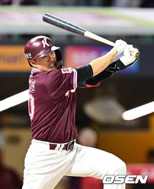 [OSEN=인천, 김성락 기자] 26일 인천 미추홀구 SSG랜더스필드에서 '2025 신한 SOL Bank KBO리그' SSG 랜더스와 키움 히어로즈의 경기가 열렸다. 홈팀 SSG는 앤더슨, 키움은 로젠버그를 선발로 내세웠다. 연장 10회초 1사 2루 키움 오선진이 역전 1타점 적시타를 날리고 있다. 2025.04.26 / ksl0919@osen.co.kr