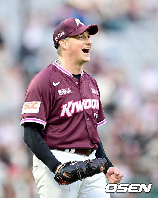 [OSEN=인천, 김성락 기자] 26일 인천 미추홀구 SSG랜더스필드에서 '2025 신한 SOL Bank KBO리그' SSG 랜더스와 키움 히어로즈의 경기가 열렸다. 홈팀 SSG는 앤더슨, 키움은 로젠버그를 선발로 내세웠다. 7회말 2사 1루 키움 로젠버그가 SSG 최준우의 1루수 땅볼 때 호수비를 펼친 1루수 최주환을 향해 포효하고 있다.   2025.04.26 / ksl0919@osen.co.kr