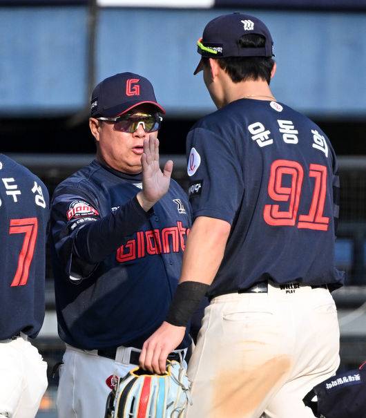 [OSEN=잠실, 이대선 기자] 프로야구 롯데 자이언츠가 두산 베어스를 꺾고 3연승을 달렸다. 단독 2위가 됐다.  롯데는 26일 서울 잠실구장에서 열린 2025 KBO리그 두산과 경기에서 7-4로 승리했다.경기 종료 후 롯데 김태형 감독이 윤동희와 승리의 기쁨을 나누고 있다. 2025.04.26 /sunday@osen.co.kr