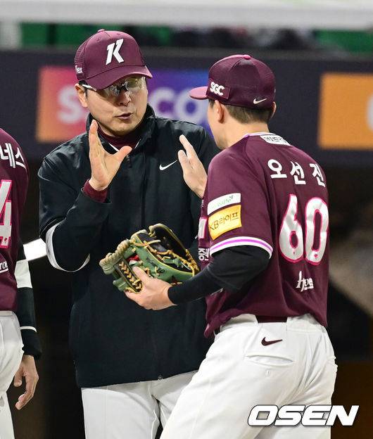 [OSEN=인천, 김성락 기자] 프로야구 키움 히어로즈가 양 팀 선발투수들이 탈삼진 21개를 잡아낸&nbsp;치열한 투수전 끝에 짜릿한 연장전 승리를 거뒀다.키움은&nbsp;26일 인천 SSG랜더스필드에서 열린 ‘2025 신한은행 SOL Bank KBO리그’ SSG 랜더스와의 경기에서 연장혈투 끝에 2-1로 승리하며 3연패에서 탈출했다.&nbsp; 경기 종료 후 키움 홍원기 감독이 오선진과 하이파이브를 하고 있다. 2025.04.26 / ksl0919@osen.co.kr