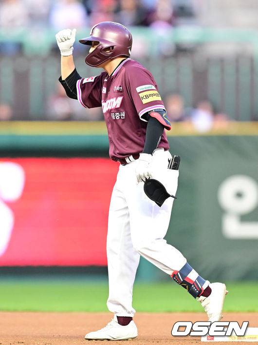 [OSEN=인천, 김성락 기자] 26일 인천 미추홀구 SSG랜더스필드에서 '2025 신한 SOL Bank KBO리그' SSG 랜더스와 키움 히어로즈의 경기가 열렸다. 홈팀 SSG는 앤더슨, 키움은 로젠버그를 선발로 내세웠다. 8회초 1사 키움 오선진이 2루타를 날린 뒤 세리머니를 하고 있다.  2025.04.26 / ksl0919@osen.co.kr