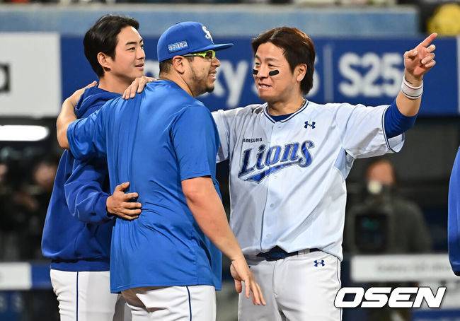[OSEN=대구, 이석우 기자] 26일 대구삼성라이온즈파크에서 2025 신한 SOL 뱅크 KBO 리그 삼성 라이온즈와 NC 다이노스의 경기가 열렸다. 홈팀 삼성은 후라도가, 방문팀 NC는 이용찬이 선발 출전했다. 삼성 라이온즈 후라도가 NC 다이노스에 9-1로 승리한 후 구자욱, 강민호의 축하를 받고 있다. 2025.04.26 / foto0307@osen.co.kr