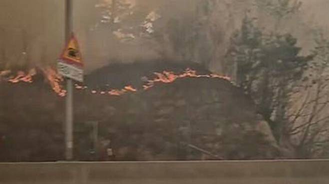 강원 인제군 상남면 하남리의 한 야산에서 발생한 산불이 내린천휴게소 인근까지 확산한 모습