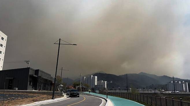 강원 인제군 상남면 하남리의 한 야산에서 발생한 산불로 인제 시내가 자욱한 연기에 뒤덮인 모습