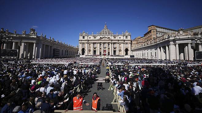 프란치스코 교황의 장례식이 치러지는 성 베드로 광장에 모여든 인파