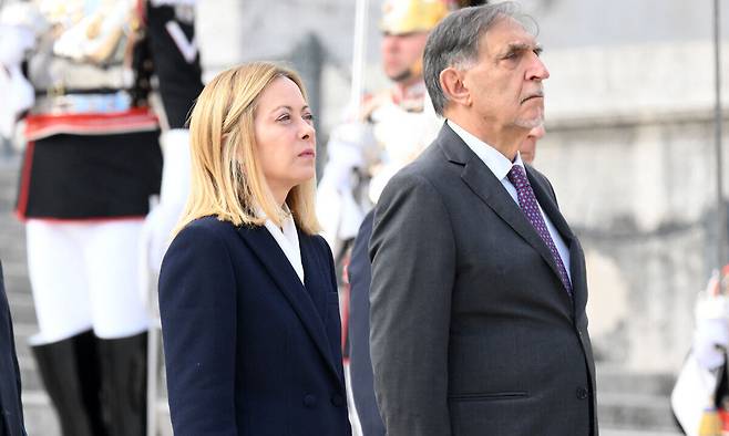 25일(현지시간) 이탈리아 해방 80주년 기념일을 맞아 조르자 멜로니 이탈리아 총리(왼쪽)와&nbsp;이냐치오 라 루사 상원의장이 기념 행사에 참석해 전몰 용사들을 기리고&nbsp;있다. 신화연합뉴스