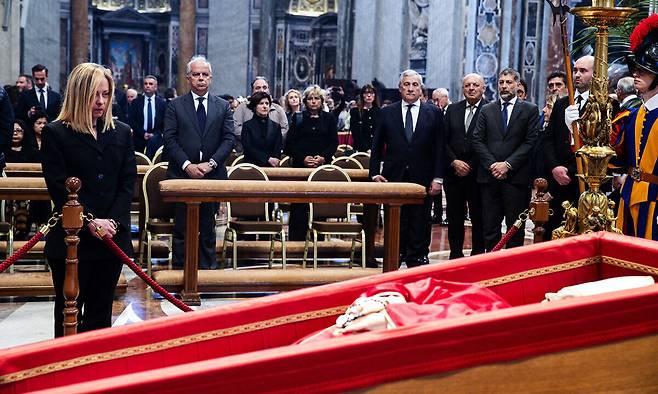 25일(현지시간) 이탈리아 해방 80주년 기념일을 맞아 조르자 멜로니 이탈리아 총리(왼쪽)와&nbsp;이냐치오 라 루사 상원의장이 기념 행사에 참석해 전몰 용사들을 기리고&nbsp;있다. 신화연합뉴스