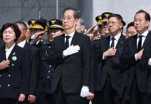 한덕수 대통령 권한대행이 지난 25일 대전 유성구 국립대전현충원에서 열린 제2회 순직의무군경의 날 기념식에서&nbsp;국기에 경례를 하고 있다.&nbsp;대통령실통신사진기자단&nbsp;