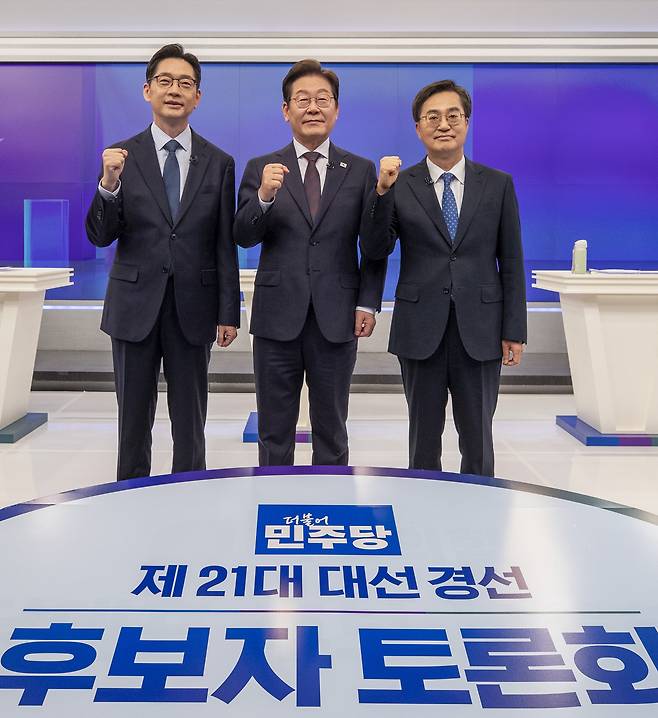 김경수, 이재명, 김동연(왼쪽부터) 더불어민주당 대선 경선 후보들이&nbsp;지난 4월25일 TV조선 주관으로 열린&nbsp;3차&nbsp;TV 토론회 전 기념사진을 찍고&nbsp;있다.&nbsp;국회사진기자단, 뉴시스