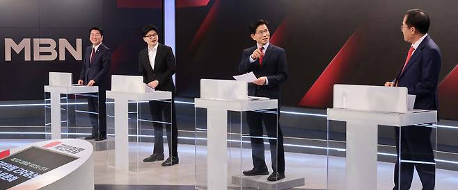 26일 서울 중구 매경미디어센터에서 열린 국민의힘 대통령 선거 제2차 경선 후보자 토론회에서 후보들이 토론에 앞서 대화를 나누고 있다. 왼쪽부터 안철수, 한동훈, 김문수, 홍준표 후보. 뉴스1