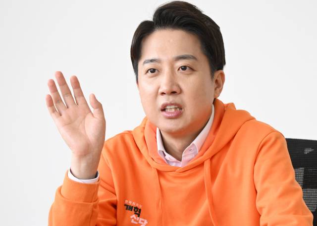 이준석 개혁신당 대선 예비후보가 24일 서울 종로구에 위치한 서울경제신문에서 인터뷰하고 있다. 오승현 기자