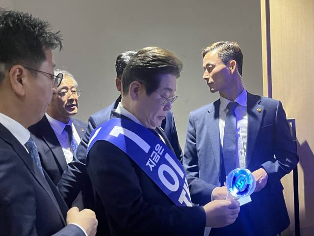 이재명 더불어민주당 대선 예비후보가 26일 광주 김대중컨벤션센터에서 열린 호남권 합동연설회에서 입장을 준비하고 있다. 광주=노현영 견습기자