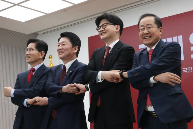 국민의힘 김문수(왼쪽부터), 안철수, 한동훈, 홍준표 대선 경선 후보가 23일 서울 여의도 국민의힘 중앙당사에서 열린 2차 경선 토론회 미디어데이에서 포즈를 취하고 있다. / 국회사진기자단