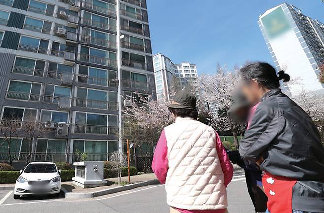 일가족 5명이 숨진 채 발견된 경기 용인시의 한 아파트를 주민들이 바라보고 있다. ⓒ뉴스1