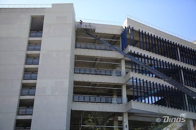 루버가 탈거되고 있는 창원NC파크.  NC 다이노스 제공