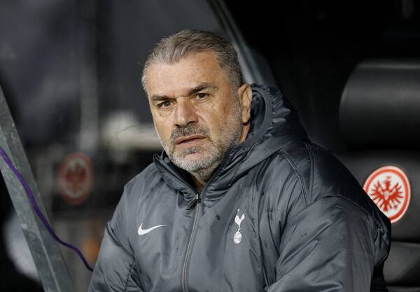 ▲ 엔제 포스테코글루 감독과 다니엘 레비 토트넘 홋스퍼 회장에 대한 팬들의 분노는 시간이 갈수록 커지고 있다. 유로파리그(UEL) 우승이 만병통치약이 된다는 보장도 없다. ⓒ연합뉴스/REUTERS/AP